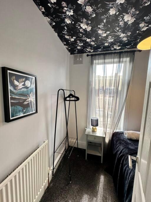 Large Five Bedroom With Parking, Sleeps 11! Casa de férias