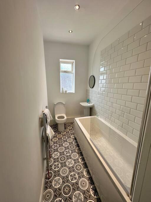Large Five Bedroom With Parking, Sleeps 11! Casa de férias Manchester