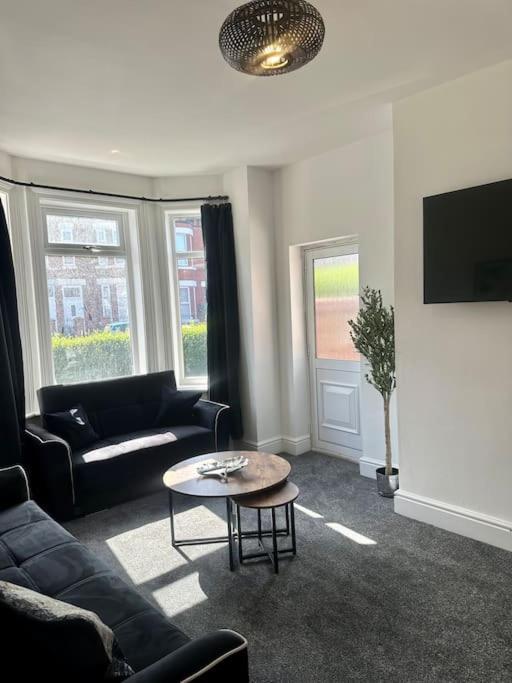 Large Five Bedroom With Parking, Sleeps 11! Casa de férias
