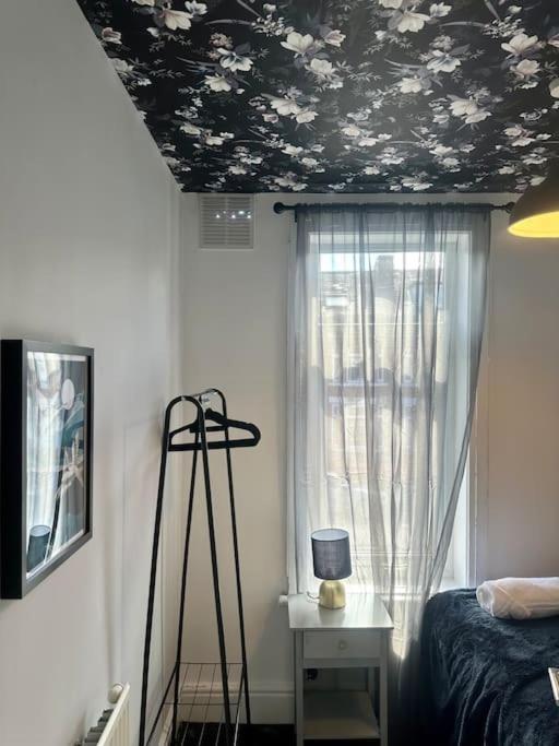Casa de férias Large Five Bedroom With Parking, Sleeps 11! Manchester