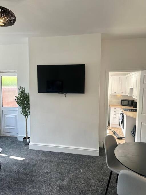 Casa de férias Large Five Bedroom With Parking, Sleeps 11! Manchester